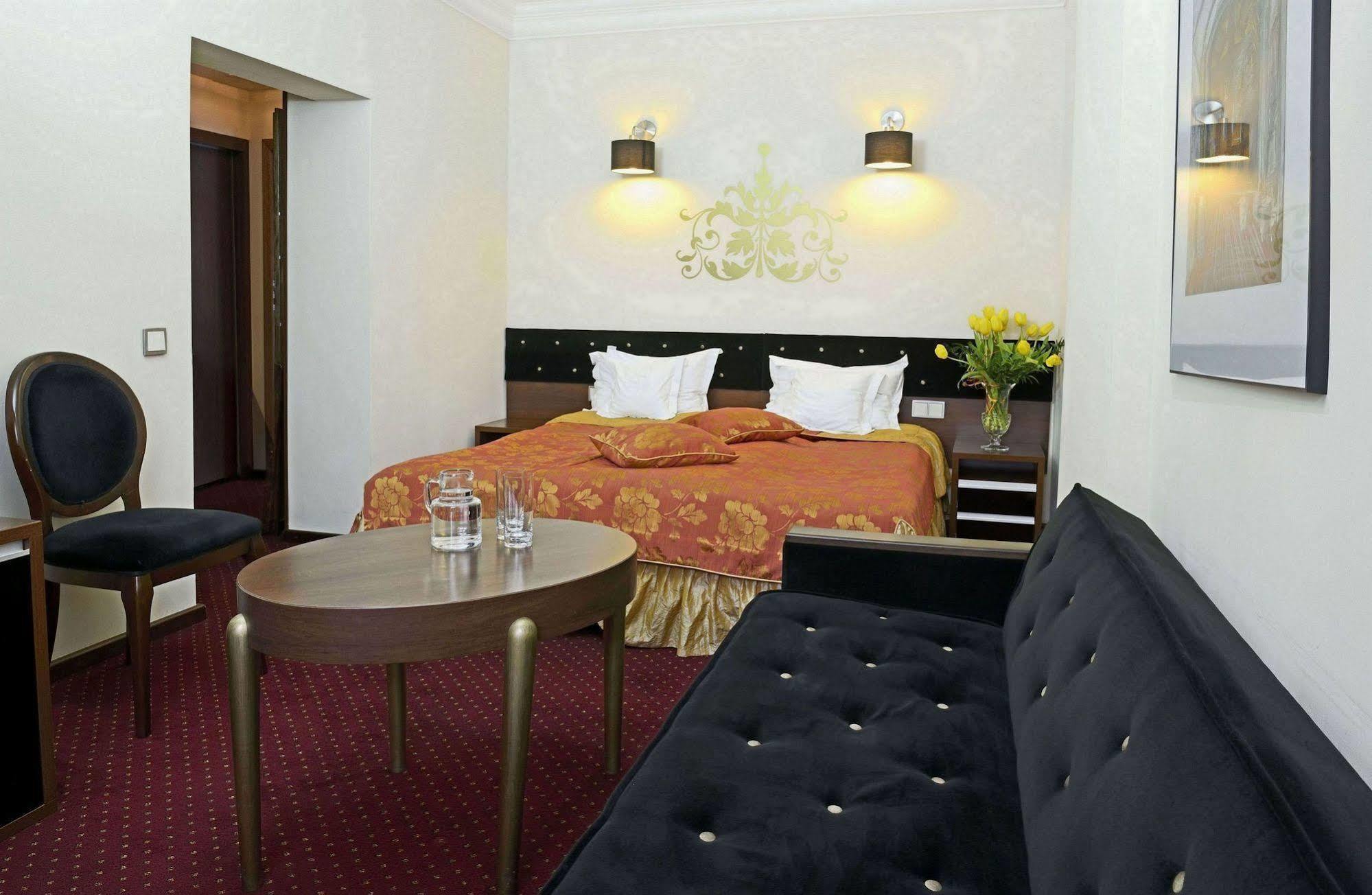 Dwor Kombornia Hotel&Spa Exteriör bild